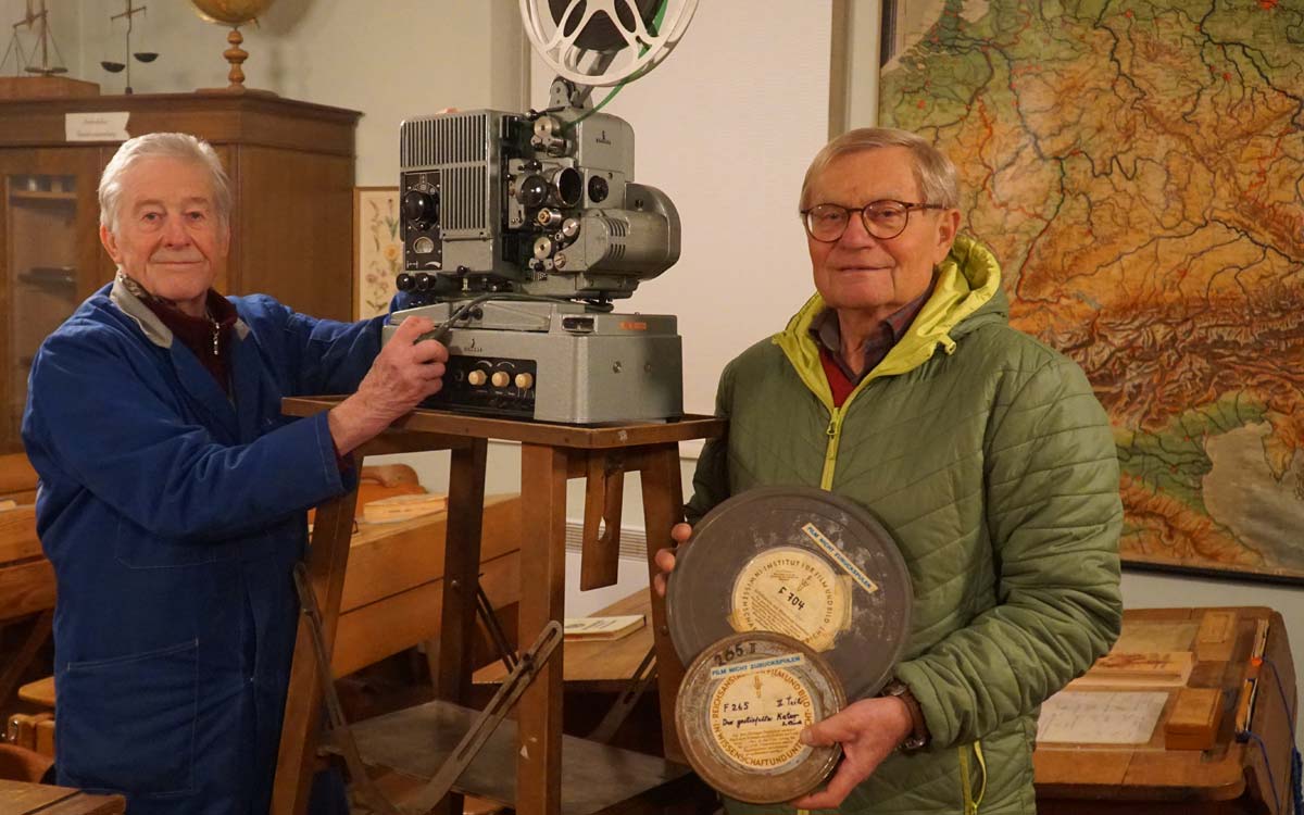Die Vorsitzenden Günter Wild (li.) und Rainer Gill haben im Ködnitzer Dorfschulmuseum noch die alten 16-mm-FIlmrollen und den "Siemens 2000"-Projektor aufbewahrt. Foto: Johannes Pittroff