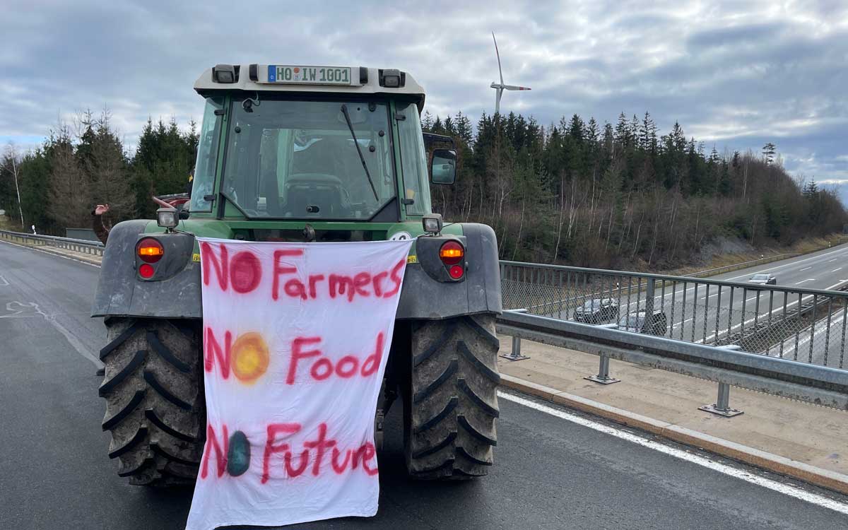 Die Landwirte haben vor allem im Hofer Landkreis auf Autobahn-Brücken demonstriert. Foto: NEWS5 / Fricke