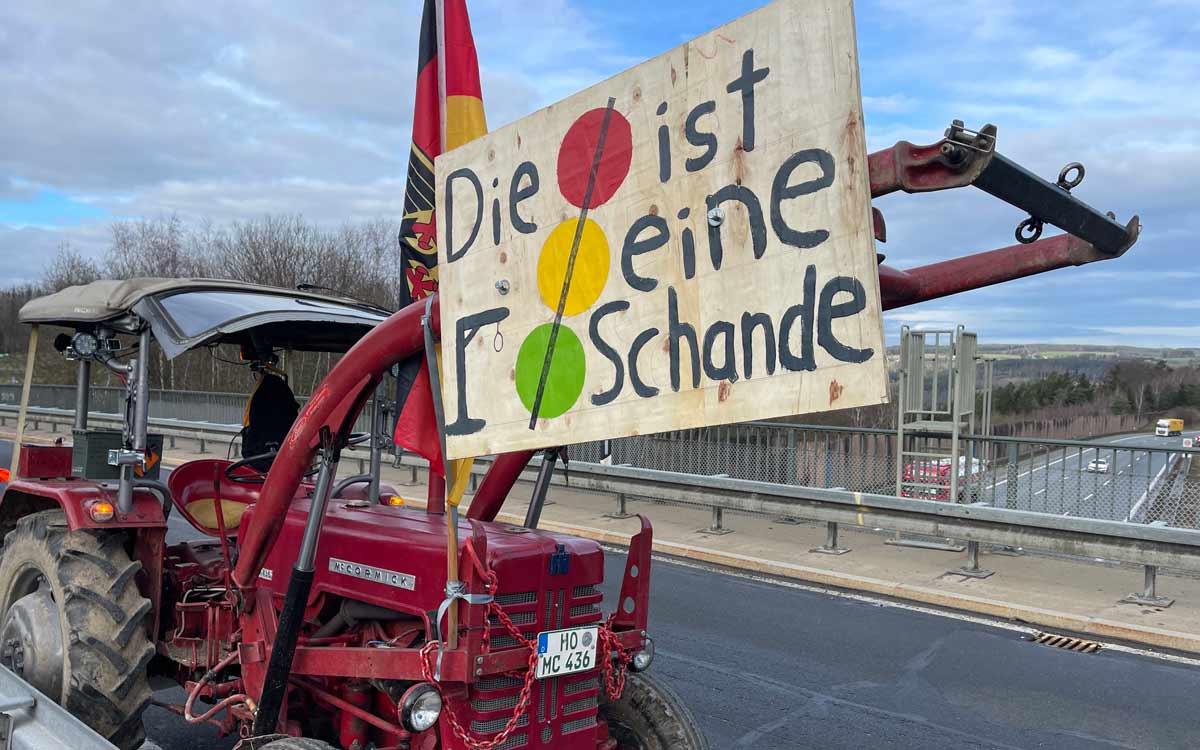 Die Landwirte haben vor allem im Hofer Landkreis auf Autobahn-Brücken demonstriert. Foto: NEWS5 / Fricke