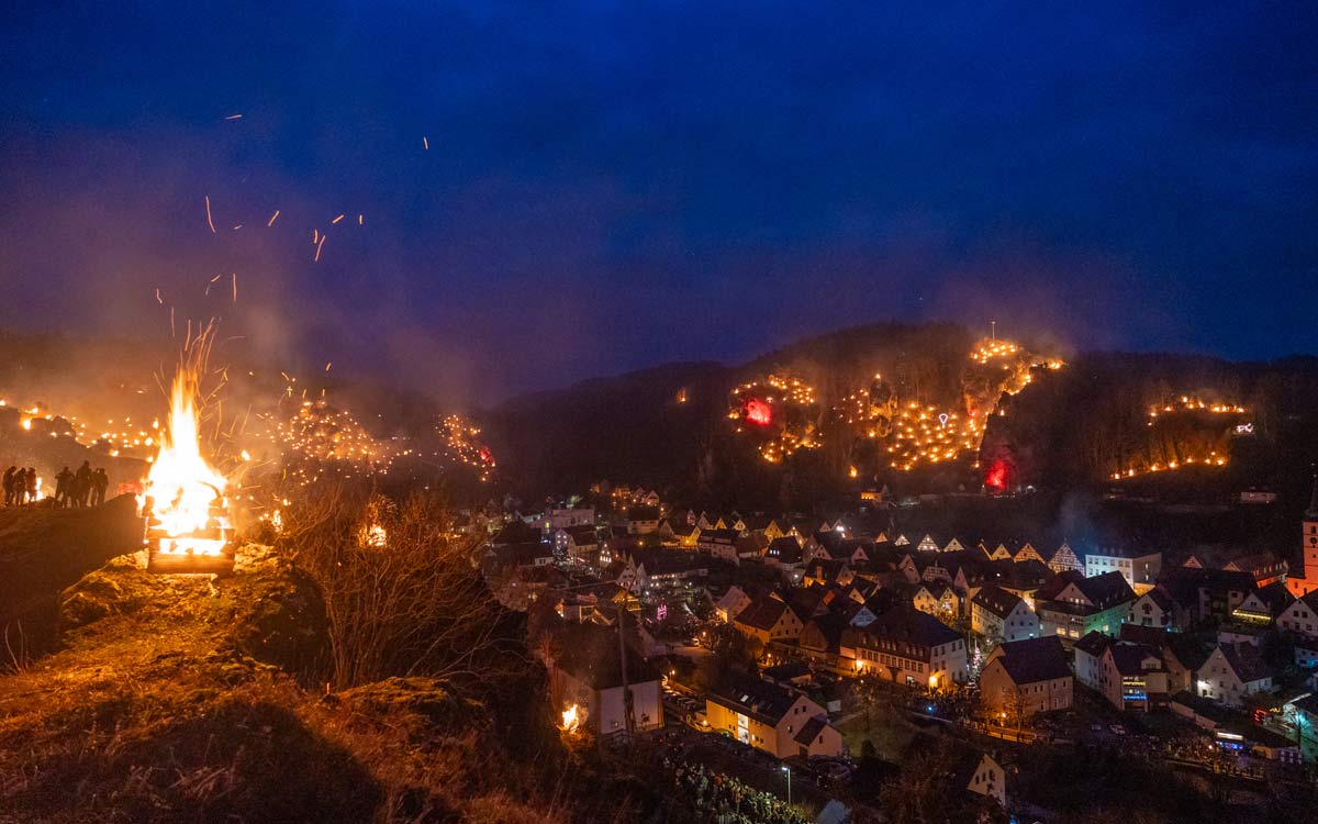 Pottenstein hat am Dreikönigstag 2024 mit rund 1.000 Bergfeuern den Abschluss der Ewigen Anbetung gefeiert. Foto: NEWS5 / Merzbach