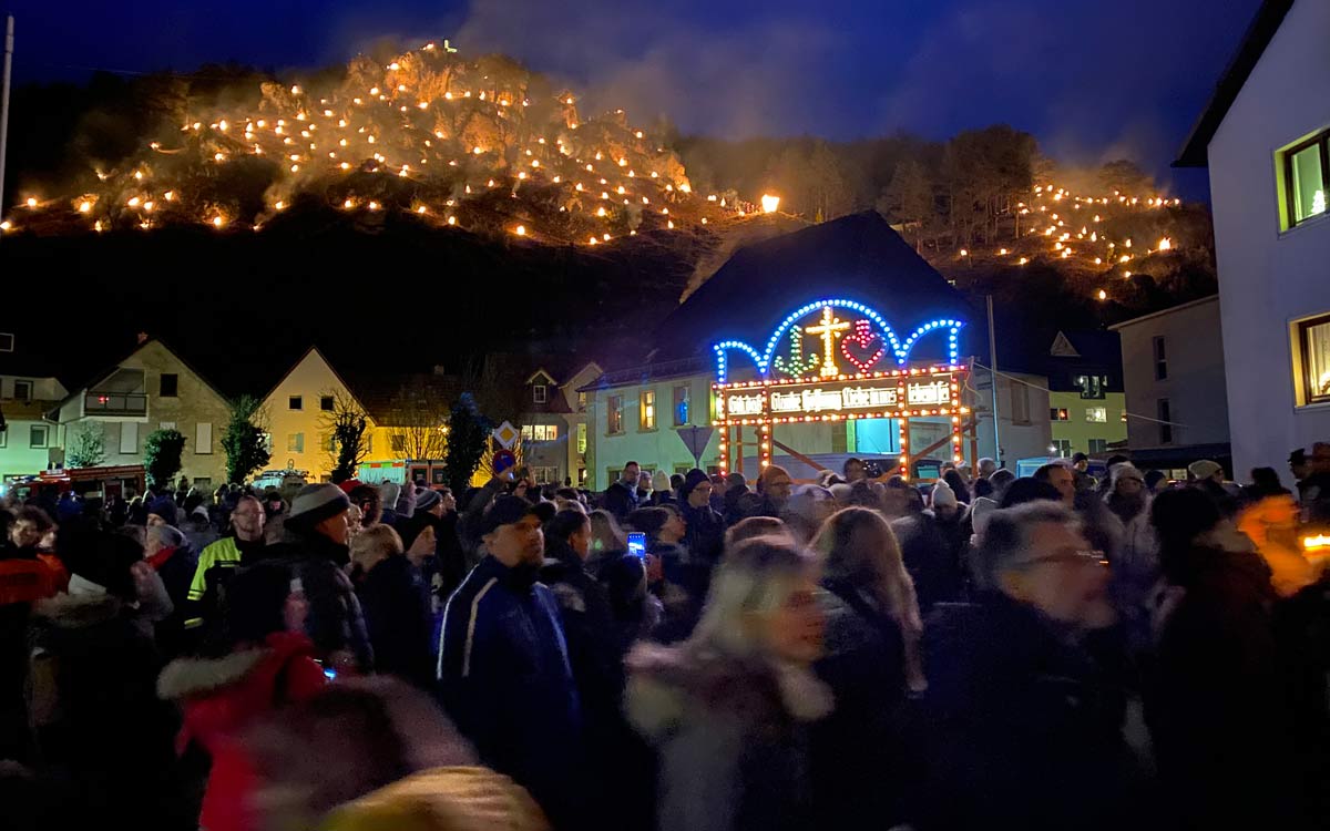 Pottenstein hat am Dreikönigstag 2024 mit rund 1.000 Bergfeuern den Abschluss der Ewigen Anbetung gefeiert. Foto: NEWS5 / Deyerler