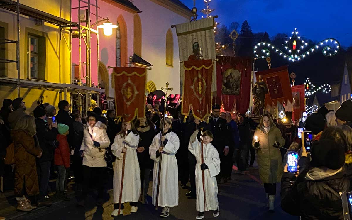 Pottenstein hat am Dreikönigstag 2024 mit rund 1.000 Bergfeuern den Abschluss der Ewigen Anbetung gefeiert. Foto: NEWS5 / Deyerler