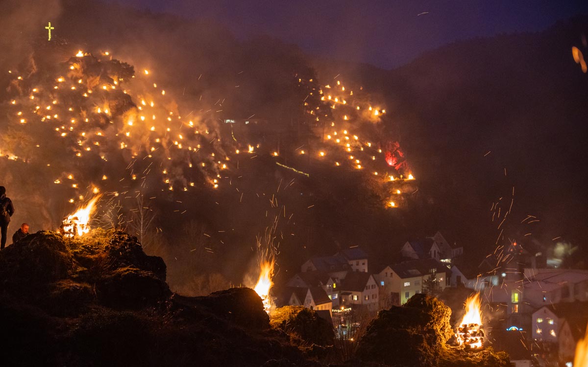 Pottenstein hat am Dreikönigstag 2024 mit rund 1.000 Bergfeuern den Abschluss der Ewigen Anbetung gefeiert. Foto: NEWS5 / Merzbach