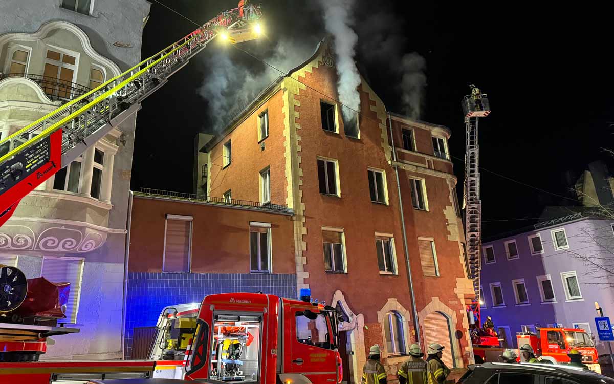 Die Einsatzkräfte bekämpften das Feuer im 3. Stock eines Wohnhauses. Foto: NEWS5 / Mertel