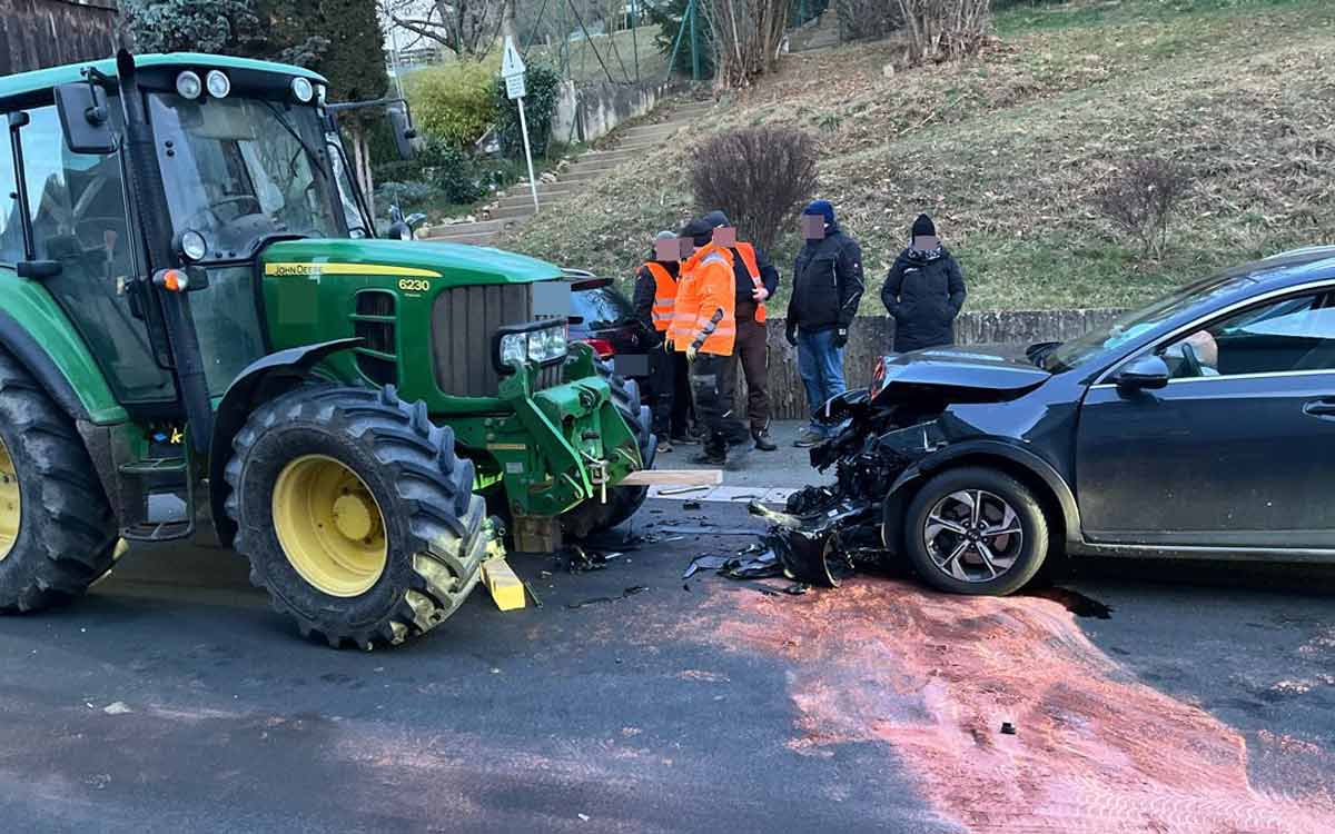 Der Traktor und das Auto krachten in Kasendorf frontal ineinander. Foto: Polizei Kulmbach
