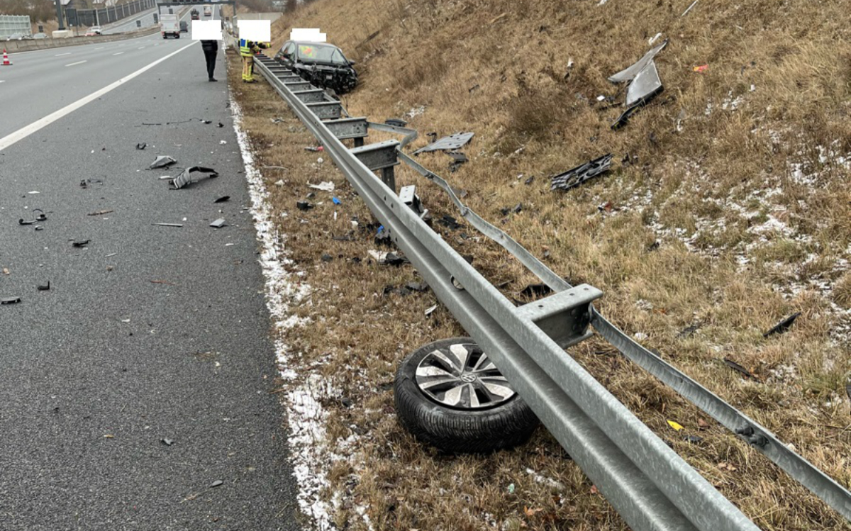 Auf der A9 bei Bayreuth hat sich ein 18-Jähriger mit seinem Mietwagen überschlagen und einen Unfall verursacht. Foto: VPI Bayreuth