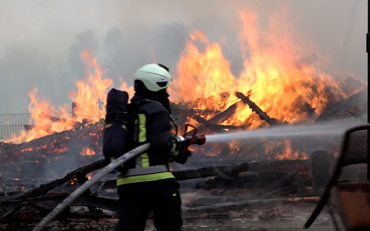 Einer der vielen Feuerwehrkräfte kämpft in Mainleus gegen die Flammen. Foto: NEWS5 / Fricke