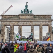 Demonstranten haben am vergangenen Montag am Brandenburger Tor gegen die Pläne der Ampel-Regierung protestiert. Foto: privat