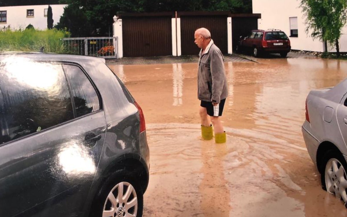 Waltraud Werners Mann bei einem der Hochwasser in vor rund 20 Jahren - bis zu den Knien reichte das Wasser damals. Foto: Privat