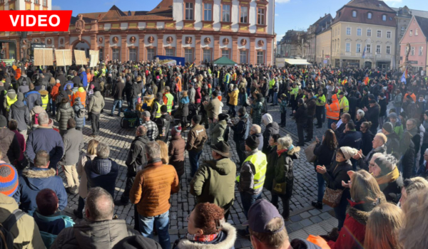 Rund 2.500 Protestler nehmen heute an einer Kundgebung in der Bayreuther Innenstadt teil. Foto: bt-Redaktion