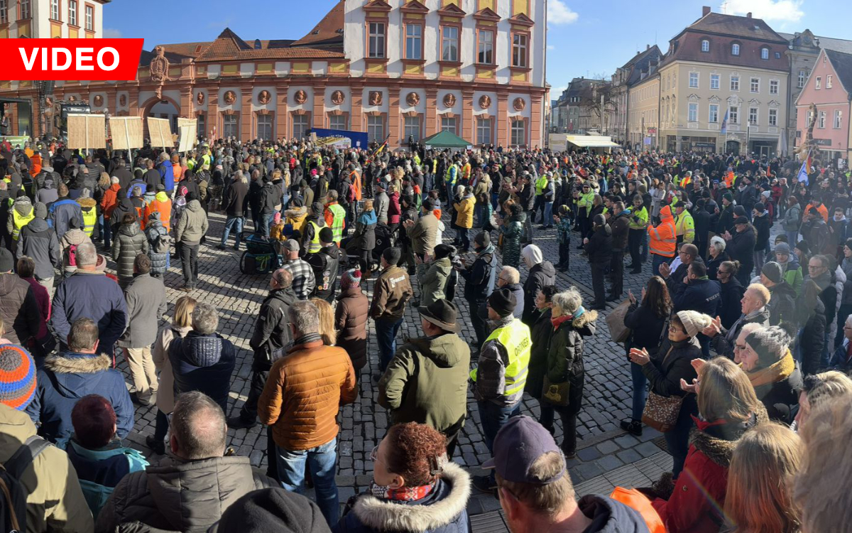 Rund 2.500 Protestler nehmen heute an einer Kundgebung in der Bayreuther Innenstadt teil. Foto: bt-Redaktion