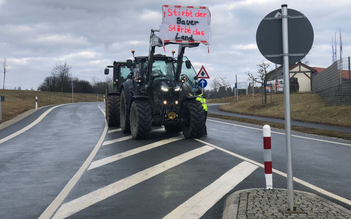 Im Landkreis Bayreuth blockieren Landwirte mehrere Autobahnauffahrten. Foto: Bjarne Bahrs
