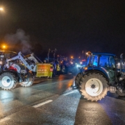 Landwirte blockieren das Rewe-Zentrallager in Buttenheim im Landkreis Bamberg. Foto: News5/Merzbach