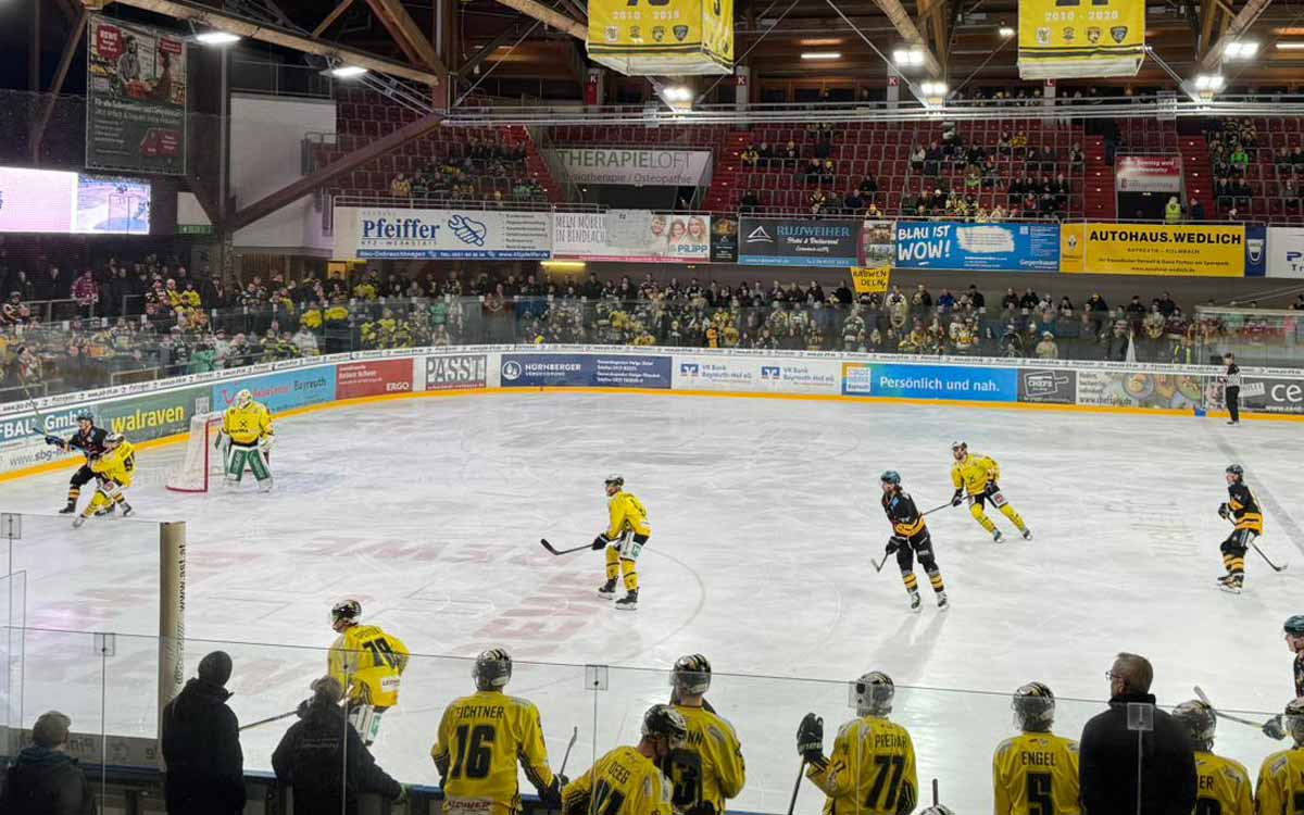 1070 Zuschauer verfolgten das Spiel im Bayreuther Eisstadion. Foto: bt-Redaktion