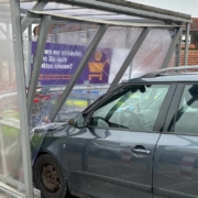 Der Senior hat den parkenden Skoda in einen Unterstand mit Einkaufswägen geschoben. Foto: Polizei Coburg