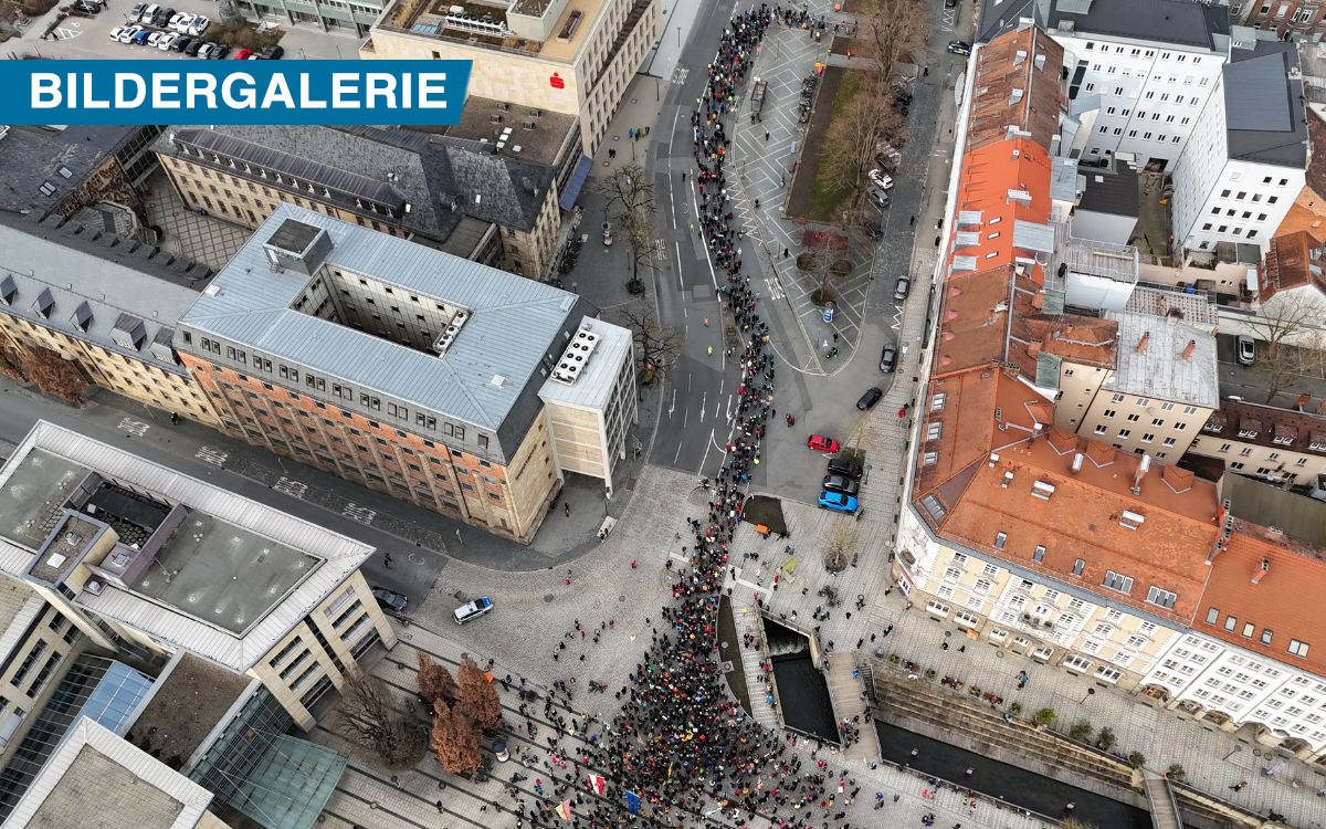Die Kundgebung gegen Rechtsextremismus begann am La-Spezia-Platz und zog dann in Richtung Innenstadt. Foto: Paul Lehmann