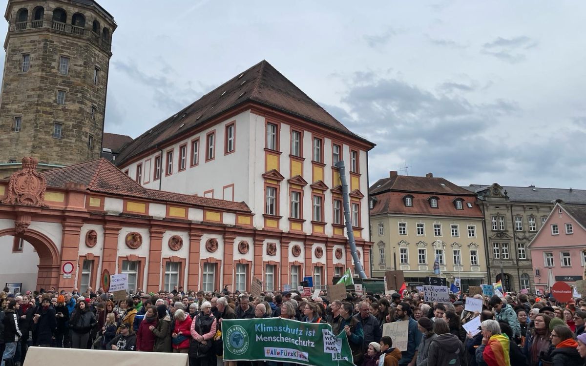 Etwa 2.500 Leute versammelten sich am vergangenen Sonntag in der Bayreuther Innenstadt, um gegen Rechtsextremismus zu demonstrieren. Foto: Neele Boderius