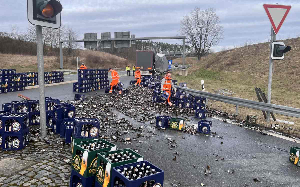 An der Anschlussstelle Kulmach/Neudrossenfeld verlor ein Lkw hunderte Bierkästen. Foto: NEWS5 / Merzbach