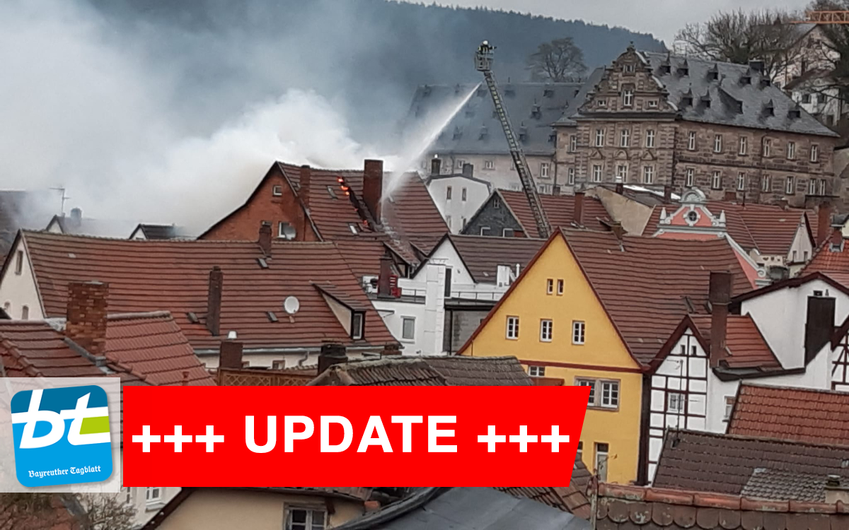 In der Oberen Stadt in Kulmbach geriet ein Dachstuhl in Brand. Foto: Privat