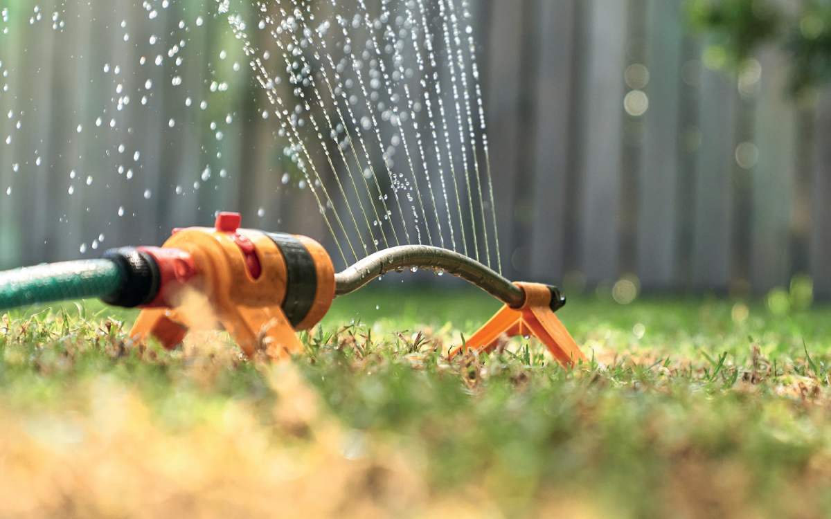 Auch regelmäßiges Wässern gehört zur Rasenpflege. Die Faustformel lautet: lieber seltener bewässern, dafür umso intensiver. Foto: STIHL/akz-o