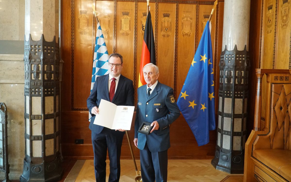 Der oberfränkische Regierungspräsident Florian Luderschmid (links) überreichte Rudolf Unger das Stechkreuz für besondere Dienste. Foto: Hans Koch