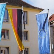 Die Fahnen am Landesamt für Finanzen in Bayreuth sind mit Trauerflor versehen. Foto: Johannes Pittroff