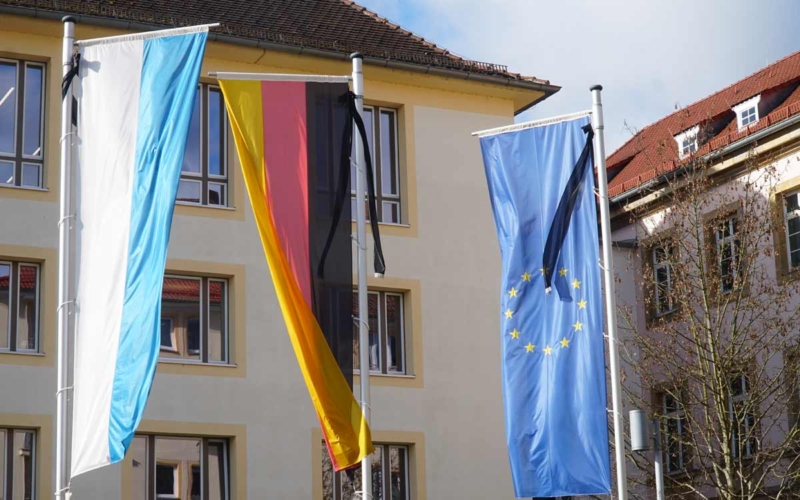 Die Fahnen am Landesamt für Finanzen in Bayreuth sind mit Trauerflor versehen. Foto: Johannes Pittroff