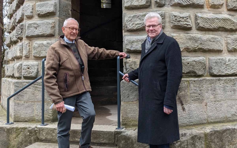 Oberbürgermeister Thomas Ebersberger (r.) nahm gemeinsam mit Reinhold Dumproff den neuen Handlauf in Augenschein. Foto: Stadt Bayreuth