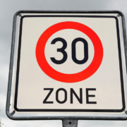 Im Verkehrsausschuss hat der Stadtrat 24 neue Tempo-30-Zonen beschlossen. Symbolbild: Pixabay