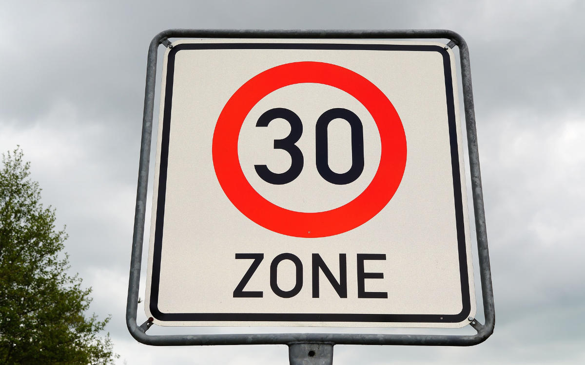 Im Verkehrsausschuss hat der Stadtrat 24 neue Tempo-30-Zonen beschlossen. Symbolbild: Pixabay