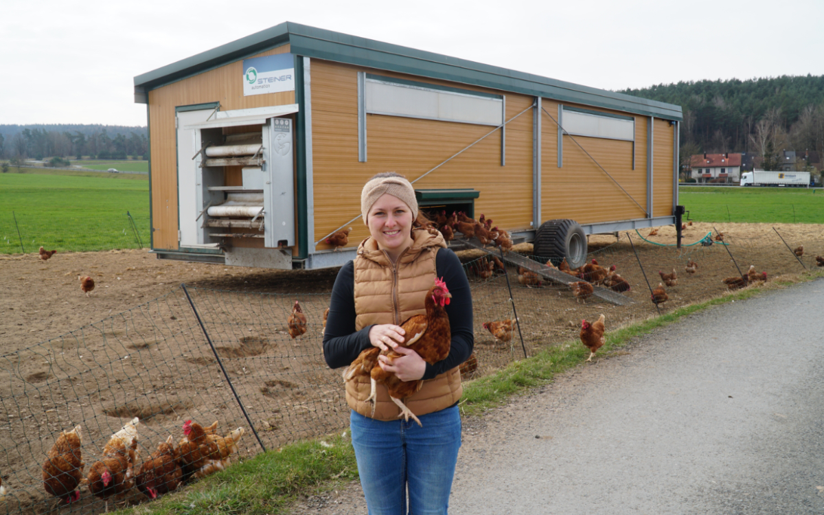Lisa Oetterer und die Hühner in Bauernhöfen bereiten sind bereit für die Oster-