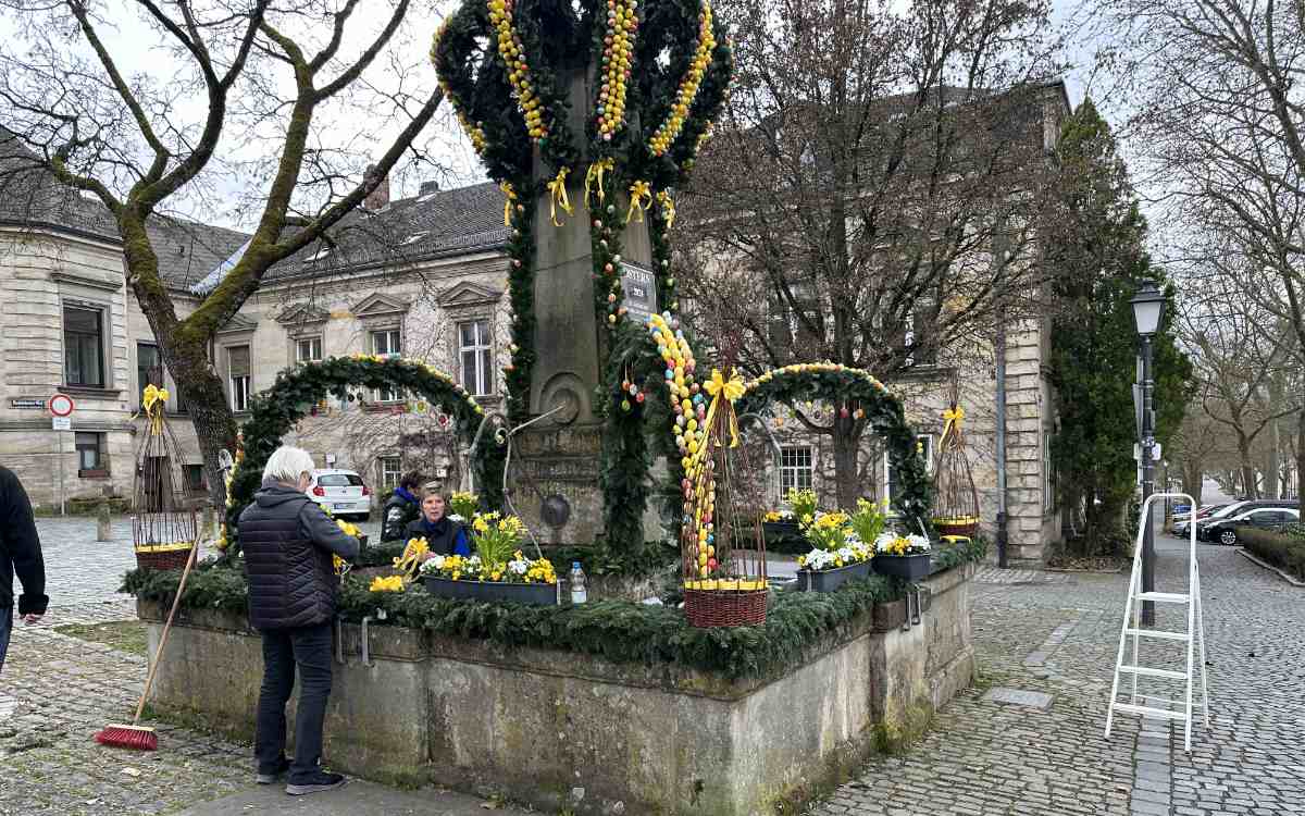 Der Osterbrunnen in St. Georgen ist bereits bestens geschmückt. Foto: Bjarne Bahrs