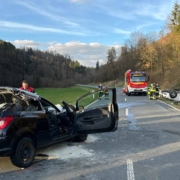 Beide Autos haben bei dem Unfall im Landkreis Kulmbach schwere Schäden davongetragen. Foto: Polizei Stadtsteinach