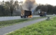 Durch einen geplatzen Reifen begann der Holz-Anhänger des Lkw zu brennen. Foto: Polizeiinspektion Stadtsteinach