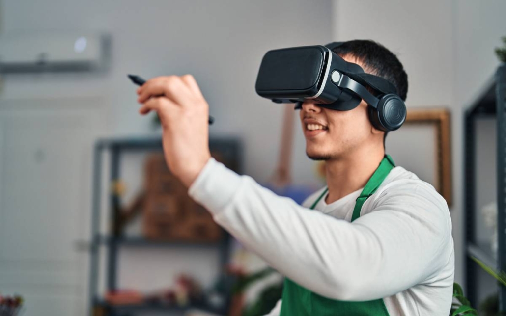 Bei der Gewinnung von Azubis setzt die Glasindustrie modernste Technologien ein. Mittels VR-Brille können Interessierte virtuell in den Beruf hineinschnuppern. Foto: Krakenimages.com/stock.adobe.com/akz-o