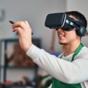 Bei der Gewinnung von Azubis setzt die Glasindustrie modernste Technologien ein. Mittels VR-Brille können Interessierte virtuell in den Beruf hineinschnuppern. Foto: Krakenimages.com/stock.adobe.com/akz-o