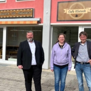 Vor der Neueröffnung des Café Klatsch am Menzelplatz: die neue Leiterin Susanne Porsch mit den beiden GEWOG-Geschäftsführern Jürgen Kastner (li.) und Uwe Prokscha. Foto: GEWOG