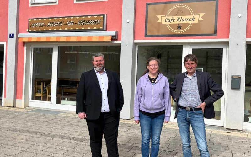 Vor der Neueröffnung des Café Klatsch am Menzelplatz: die neue Leiterin Susanne Porsch mit den beiden GEWOG-Geschäftsführern Jürgen Kastner (li.) und Uwe Prokscha. Foto: GEWOG