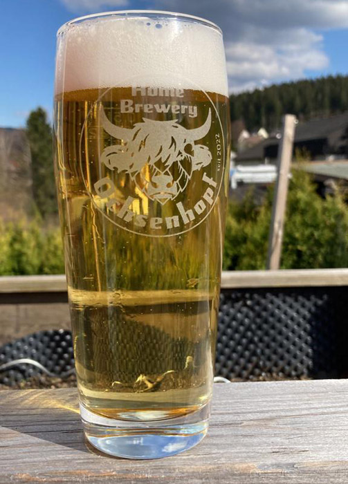 Eigenes Bier, eigenes Logo, eigene Gläser: Das "Ochsenhopf"-Team ist bereit für den Anstich. Foto: Home Brewery Ochsenhopf e.V.