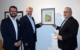Der Präsident des Stadtrats von La Spezia, Salvatore Piscopo (re.), schenkte der Stadt ein Gemälde der Künstlergruppe 