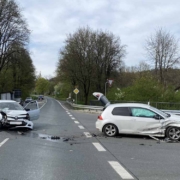 Beide Autos haben bei dem Unfall auf der B303 deutliche Schäden davongetragen. Foto: Polizei Stadtsteinach