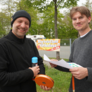 Christian Guth (l.) und Simon Wünsch beim Markieren der Stellplätze auf dem Volksfestplatz. Foto: Stefanie Schweinstetter