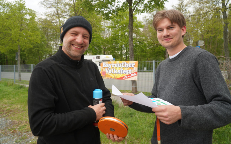 Christian Guth (l.) und Simon Wünsch beim Markieren der Stellplätze auf dem Volksfestplatz. Foto: Stefanie Schweinstetter