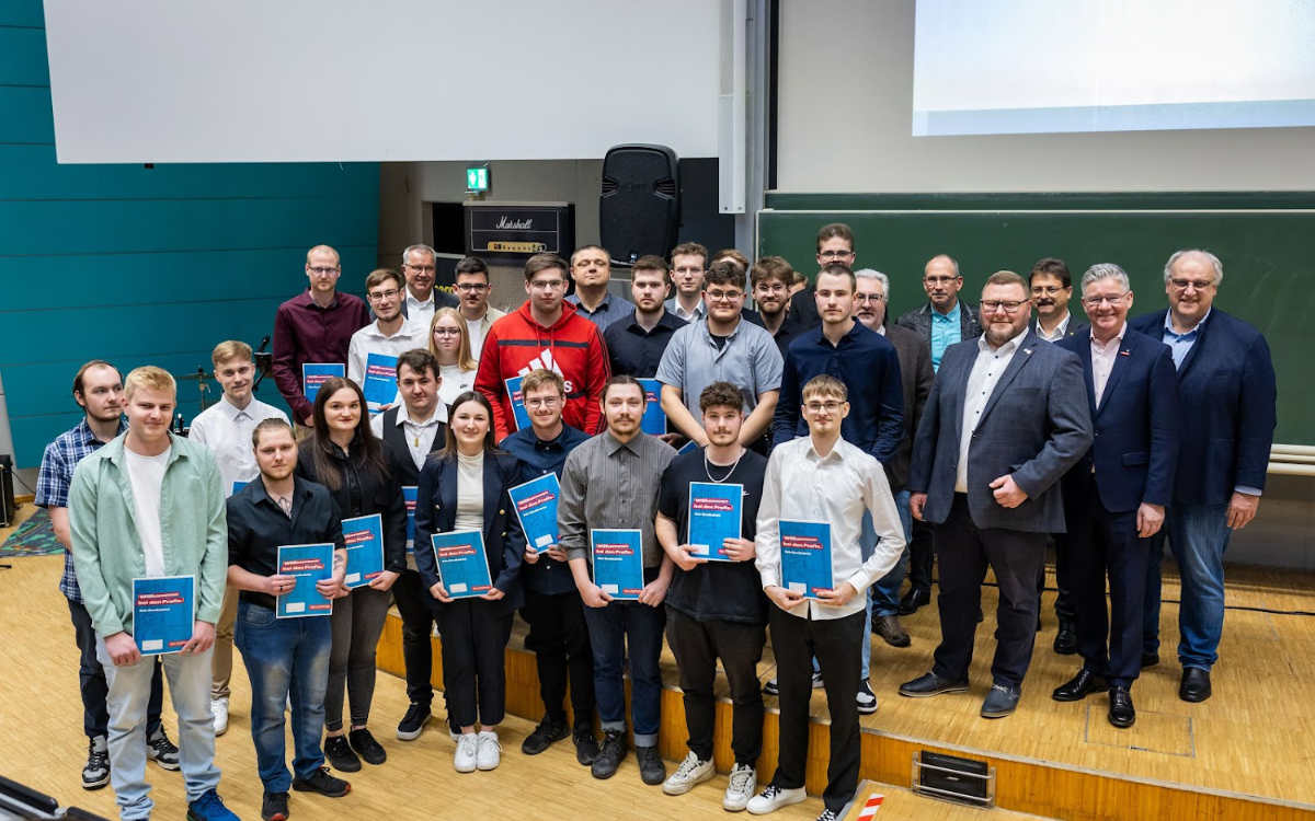 114 Lehrlinge erhielten am vergangenen Samstag ihre Abschlusszeugnisse. Foto: Kreishandwerkerschaft Oberfranken Mitte