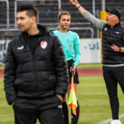 Mit viel Elan am Spielfeldrand: Lukas Kling (rechts) beim 4:0 Sieg gegen Türkgücü München. Foto: Dirk E. Ellmer
