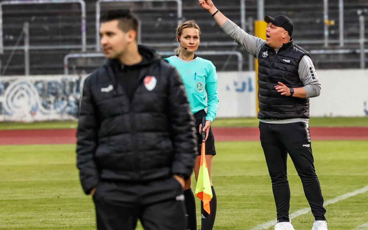 Mit viel Elan am Spielfeldrand: Lukas Kling (rechts) beim 4:0 Sieg gegen Türkgücü München. Foto: Dirk E. Ellmer