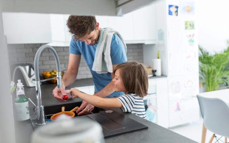 Kinder lieben es, aktiv im Haushalt zu helfen – die Küche bietet sich dafür ideal an. Bild: Adobe Stock © pikselstock
