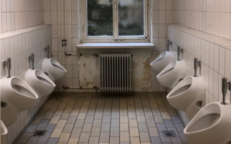 Viele Bayreuther Schulen sind sanierungsbedürftig. Im Bild: Die Toilette einer Bayreuther Schule. Quelle: BT Redaktion