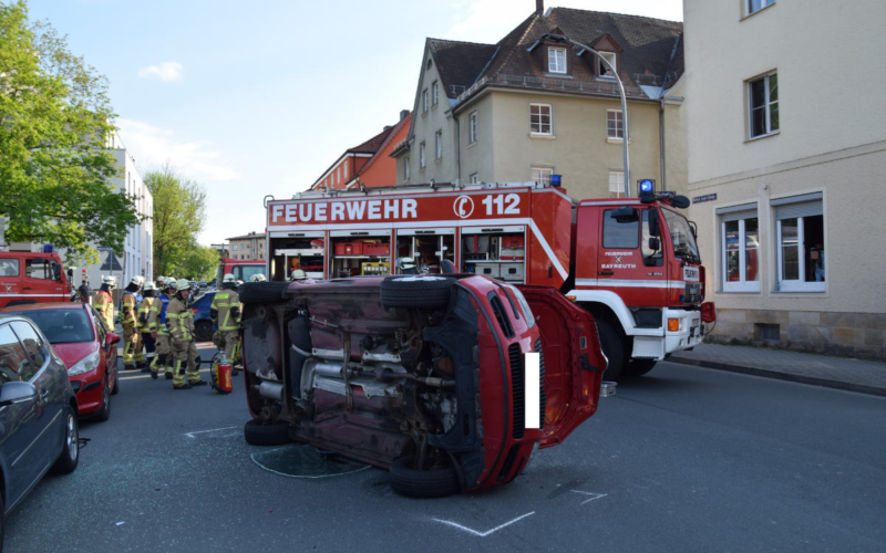 Ein Auto lag nach dem Zusammenstoß auf der Seite. Foto: Freiwillige Feuerwehr Bayreuth