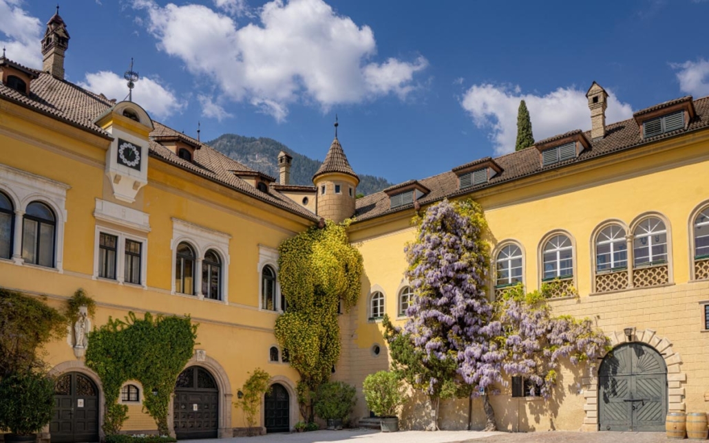 In der malerischen Landschaft von Südtirol liegt majestätisch das Schloss Castel. Hier befindet sich das Weingut Castel Sallegg in Kaltern am See. ©Castel Sallegg